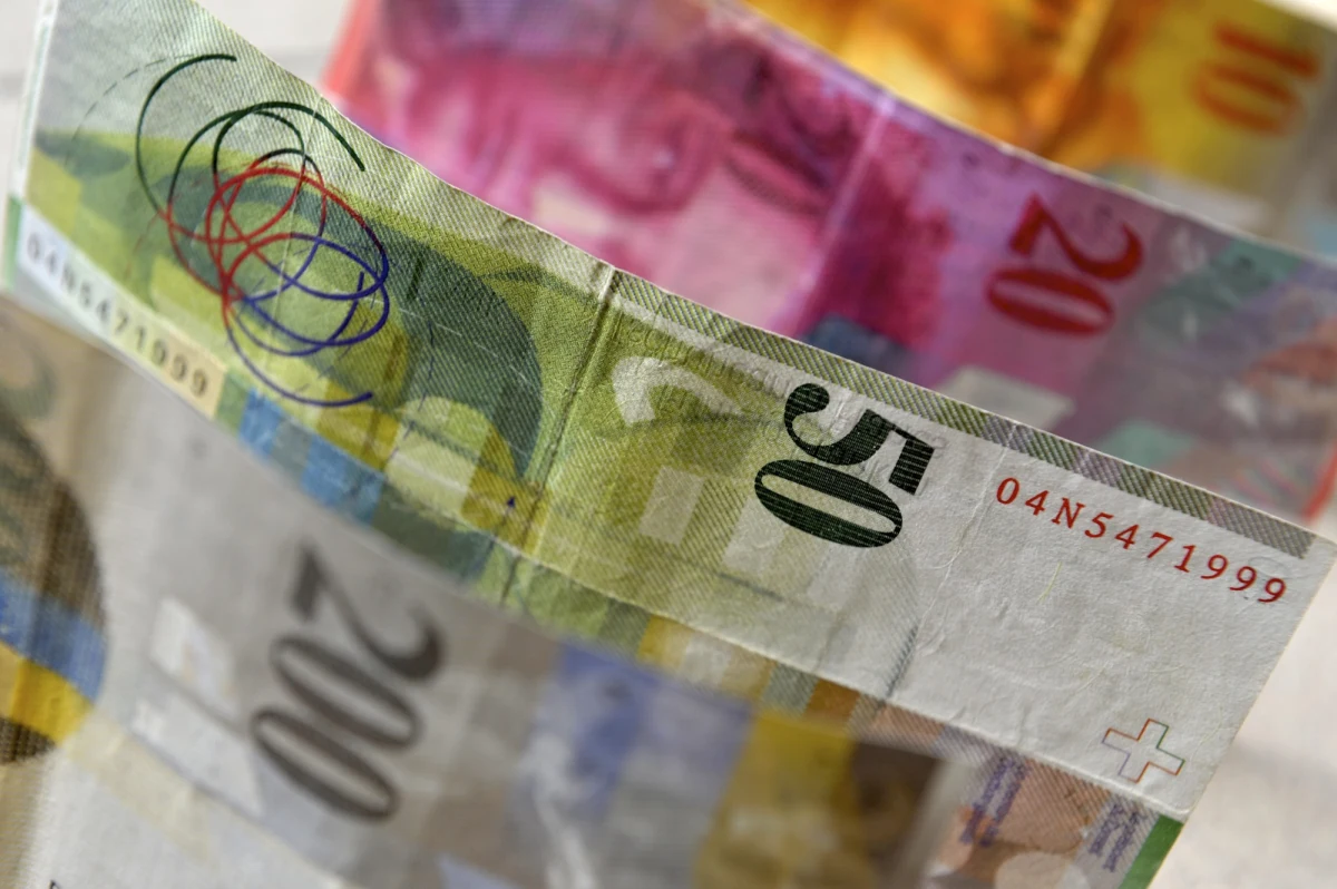 Bank Centralny Szwajcarii przyznaje się do kapitulacji: nie stać go dłużej na bronienie niskiego kursu franka. Taki jest powód decyzji o rezygnacji ze sztucznego obniżania kursu szwajcarskiej waluty. Jej ogłoszenie doprowadziło do gwałtownego skoku kursu franka.