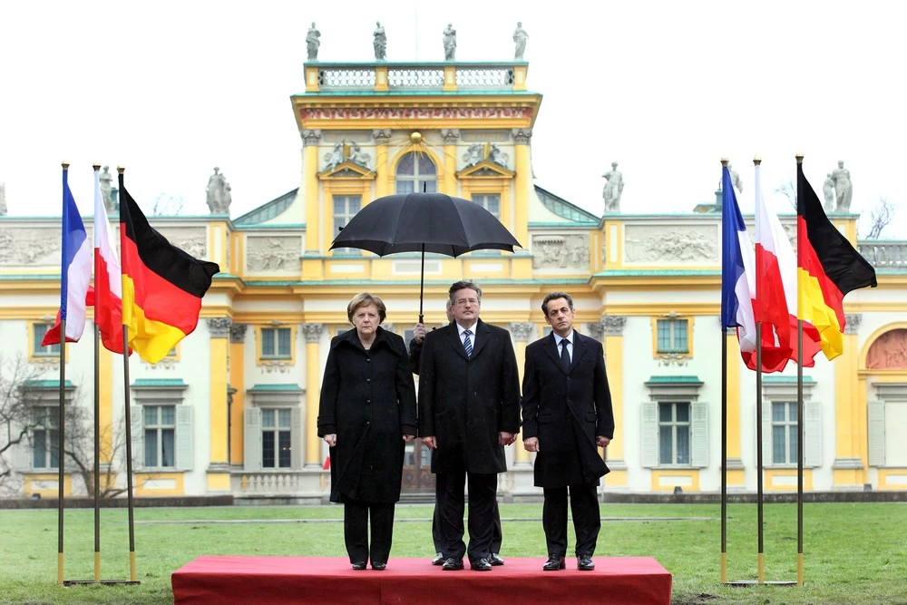 Wpadkę stanowiły nie tylko "zamienione flagi", ale także brak parasola dla prezydenta Francji