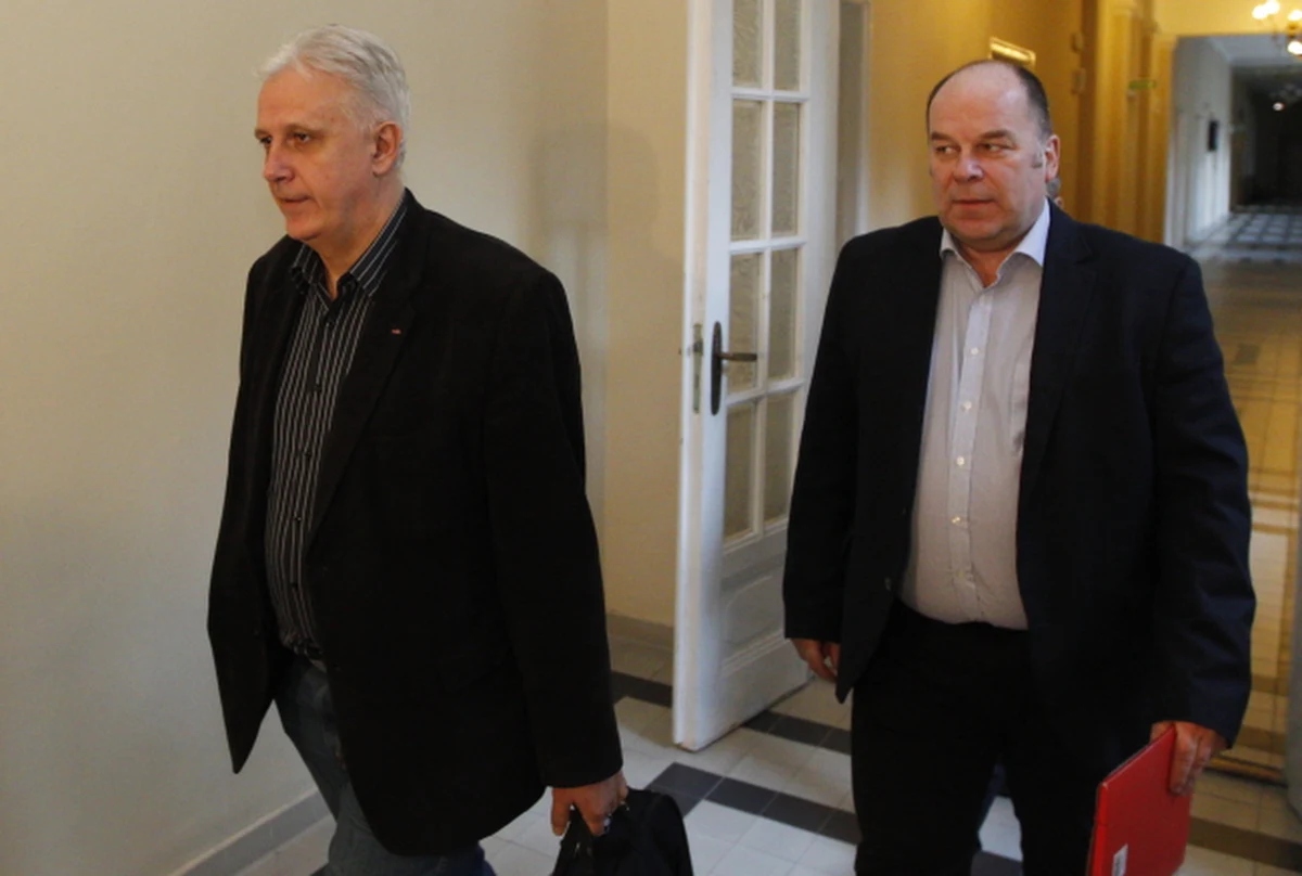 Nie ma jeszcze światełka w tunelu, ale iskierka zaczyna się żarzyć - tak efekt 10-godzinnych rozmów liderów górniczych związków z delegacją rządową w sprawie planu naprawczego Kompanii Węglowej ocenił szef śląsko-dąbrowskiej "S" Dominik Kolorz. Obie strony oceniły dyskusję jako "bardzo merytoryczną".  