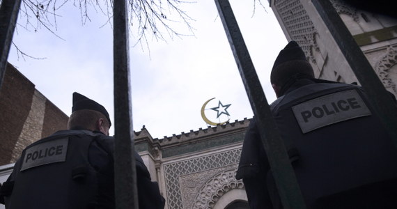 Kilka osób zatrzymano w nocy w regionie paryskim w ramach śledztwa w sprawie zeszłotygodniowych zamachów we francuskiej stolicy - poinformowały źródła sądowe. 