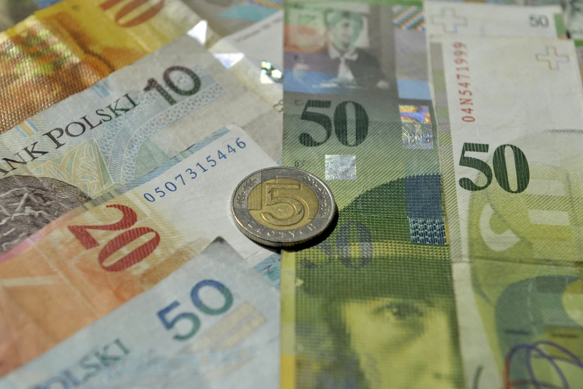 Minister finansów i prezes Narodowego Banku Polskiego wzywają szefów banków na dywanik. We wtorek spotkają się w sprawie kryzysu franka szwajcarskiego, który sprawił, że prawie milion Polaków musi płacić raty kredytów hipotecznych wyższe o kilkaset złotych. 