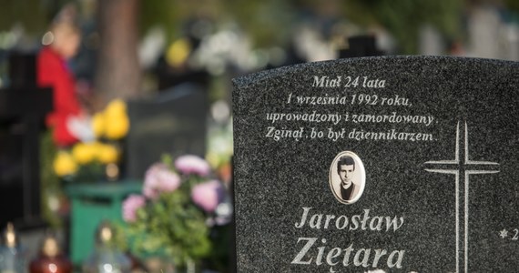 Krakowska Prokuratura Apelacyjna wznawia publikację rysopisu mężczyzny, który mógł zamordować poznańskiego dziennikarza Jarosława Ziętarę. Poszukiwany, to osoba zza wschodniej granicy, mówiąca po rosyjsku. W latach 90-tych mężczyzna był widziany w towarzystwie Aleksandra G., który usłyszał zarzut podżegania do zabójstwa. 