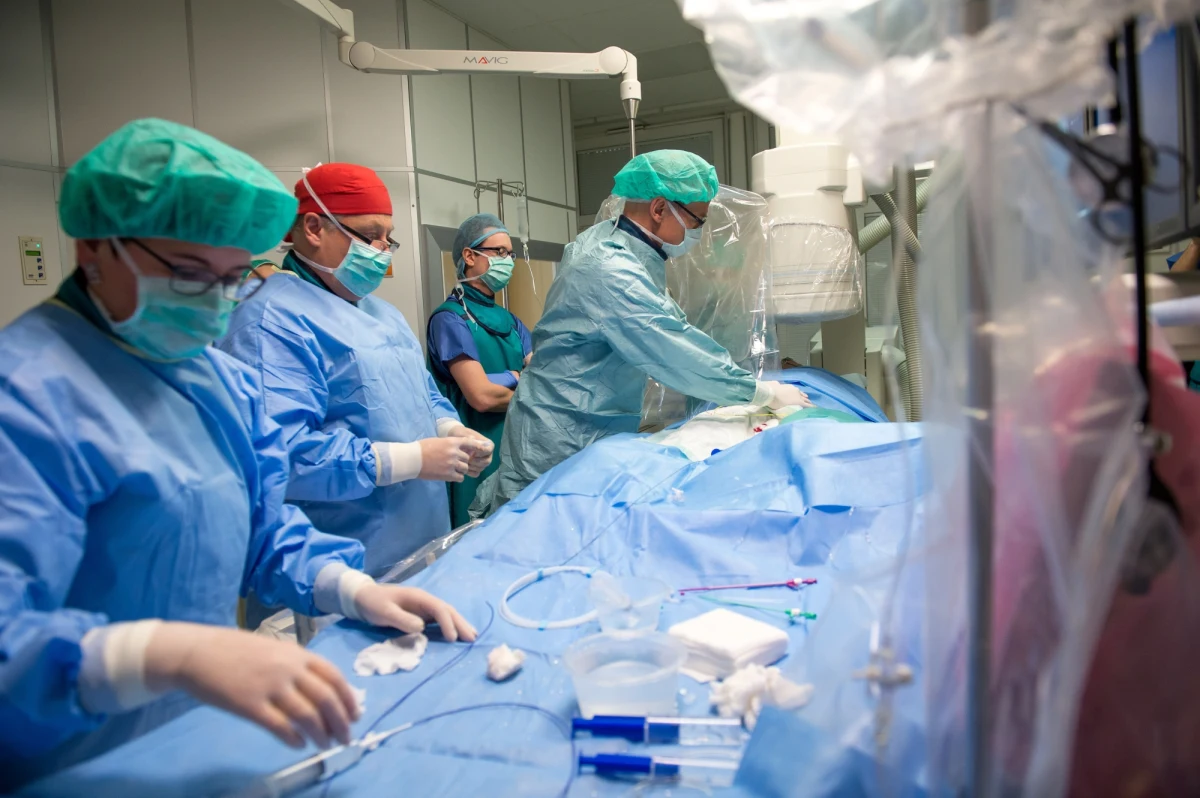 Przełom w leczeniu nadciśnienia u chorych odpornych na leki. Lekarze z Wrocławia, za pomocą niewielkich elektrod wprowadzanych przez tętnicę, zniszczyli u dwóch pacjentów źle funkcjonujące kłębki szyjne. Odpowiadają one za kontrolę ciśnienia krwi w organizmie. Miesiąc po zabiegu pacjenci czują się dobrze.