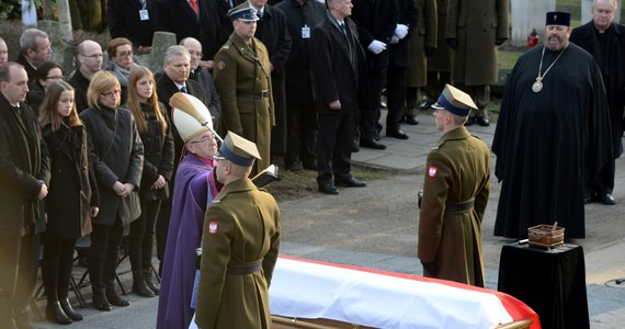 Józef Oleksy swoim życiorysem wpisał się w pełną wyzwań historię Polski, był pełnowymiarowym politykiem, który zapisując karty politycznej kariery, rozumiał istotę państwa - takimi słowami byłego premiera żegnali premier Ewa Kopacz i marszałek Radosław Sikorski. Uroczystości pogrzebowe rozpoczęły się mszą św. w Katedrze Polowej Wojska Polskiego. Były premier i marszałek Sejmu spoczął na wojskowych Powązkach.