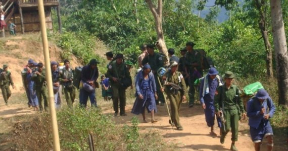 Około tysiąca mieszkańców dwóch wsi na północy Birmy znalazło się w pułapce z powodu toczących się tam zażartych walk między birmańską armią a rebeliantami. Jak pisze agencja Associated Press, ciężarówki czekają w pogotowiu na wywiezienie stamtąd cywilów.