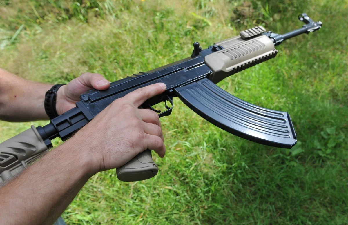 Policja zapowiada przejęcie od wojska 2,5 tys. karabinów Kałasznikowa. Poinformował o tym komendant główny Marek Działoszyński. To istotna zmiana, bo w ostatnich kilkunastu latach policja odchodzi od tego typu uzbrojenia.