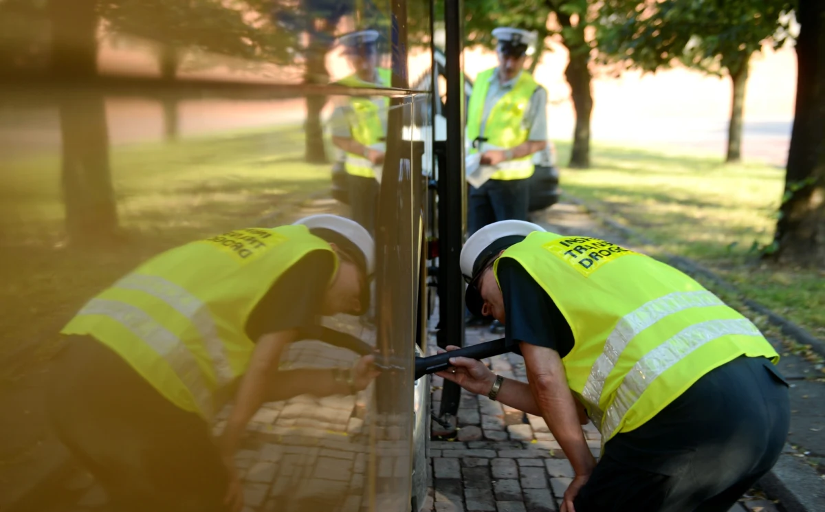 Inspekcja Transportu Drogowego zatrzymała w Gliwicach autokar, którym kilkadziesiąt dzieci z Dolnego Śląska jechało na ferie zimowe do Białego Dunajca na Podhalu. Pojazd jest w fatalnym stanie technicznym i nie nadaje się do dalszej jazdy. 