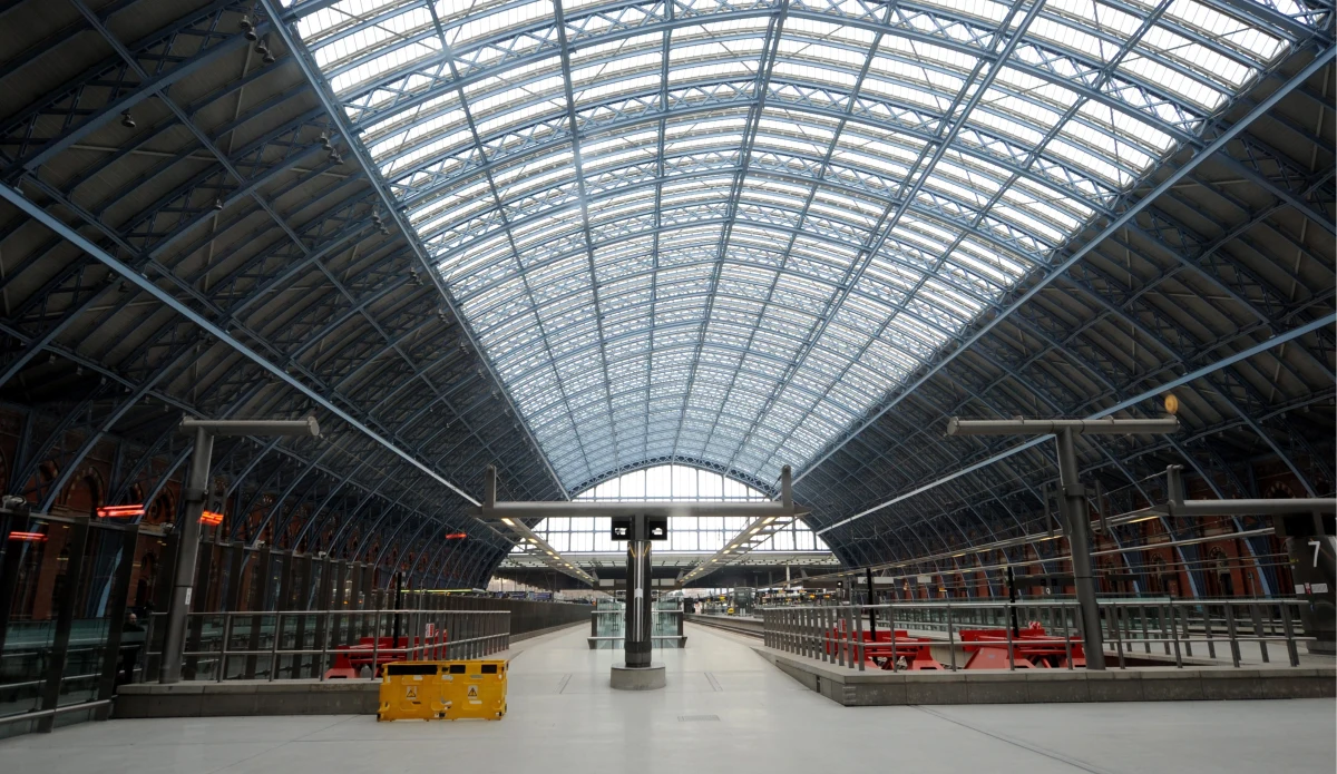 Imigrant z Sudanu wtargnął do tunelu pod kanałem La Manche i przebiegł prawie całą jego długość. To ponad 50 kilometrów. Intruz został aresztowany przez brytyjską policję.