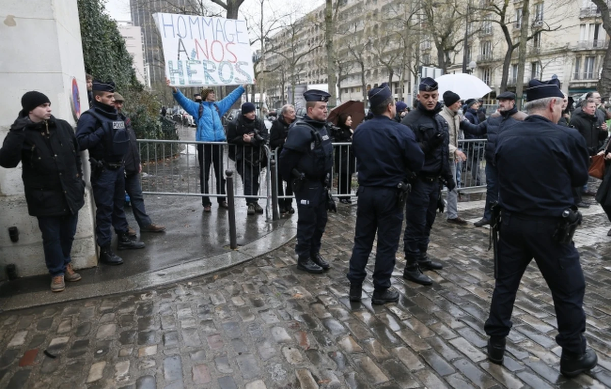 Francuski sąd w trybie przyspieszonym podtrzymał wydany przez prefekturę paryskiej policji zakaz marszu przeciwko radykalnym islamistom, który miał się dziś odbyć na ulicach Paryża. Sąd administracyjny w Paryżu orzekł, że policja była uprawniona do wprowadzenia zakazu marszu, który miał nawoływać do opuszczenie Francji przez islamistów. Uznał, że marsz wpisuje się w "logikę islamofobiczną". Wyraził obawę, że taka demonstracja mogłaby doprowadzić do starć i zamieszek. 