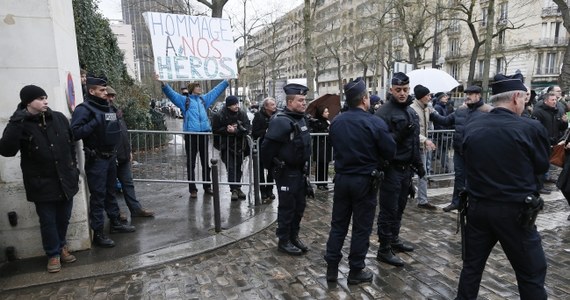 Francuski sąd w trybie przyspieszonym podtrzymał wydany przez prefekturę paryskiej policji zakaz marszu przeciwko radykalnym islamistom, który miał się dziś odbyć na ulicach Paryża. Sąd administracyjny w Paryżu orzekł, że policja była uprawniona do wprowadzenia zakazu marszu, który miał nawoływać do opuszczenie Francji przez islamistów. Uznał, że marsz wpisuje się w "logikę islamofobiczną". Wyraził obawę, że taka demonstracja mogłaby doprowadzić do starć i zamieszek. 