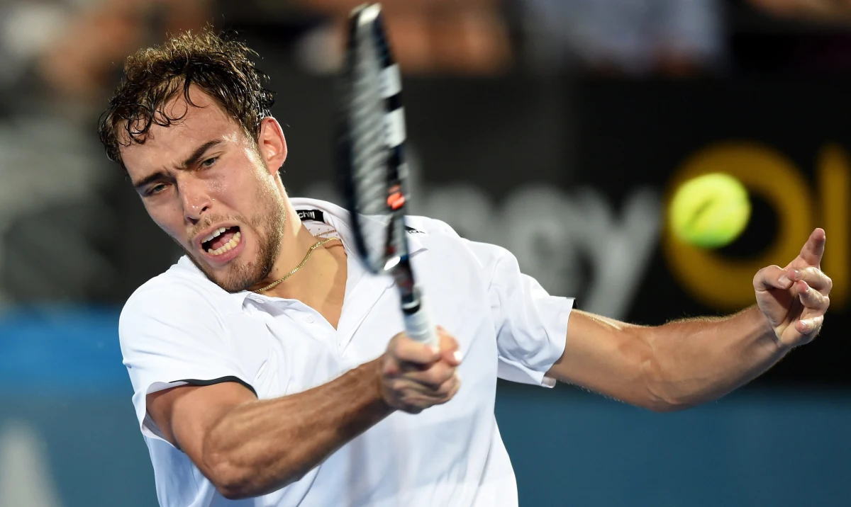 Jerzy Janowicz spadł o dwie pozycje w najnowszym notowaniu rankingu ATP Tour i zajmuje 44. miejsce. Tuż przed rozpoczęciem turnieju Australian Open wciąż serbski tenisista Novak Djokovic, przed Szwajcarem Rogerem Federerem i Hiszpanem Rafaelem Nadalem.