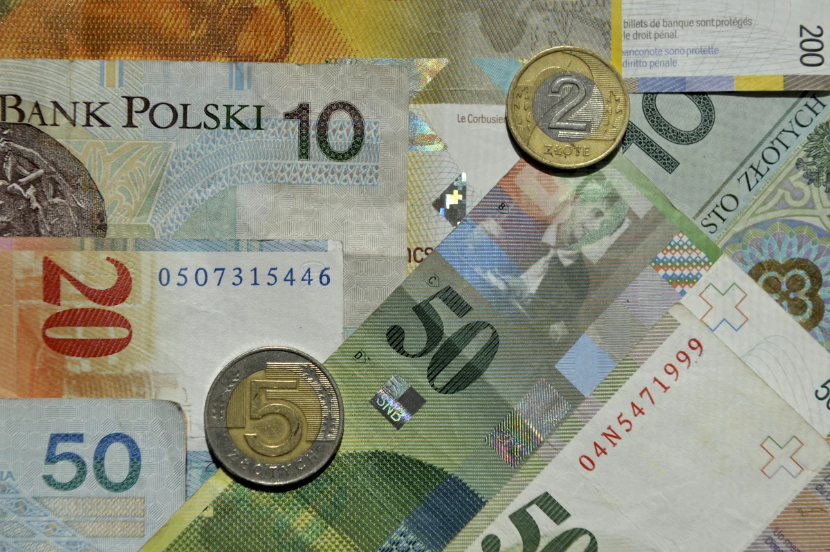 Ruch kursu franka szwajcarskiego o każde 10 groszy oznacza dla osób spłacających w tej walucie kredyt mieszkaniowy średnio 50 złotych różnicy w wysokości raty.