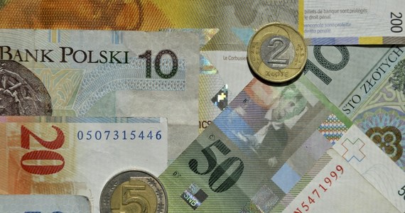 Ruch kursu franka szwajcarskiego o każde 10 groszy oznacza dla osób spłacających w tej walucie kredyt mieszkaniowy średnio 50 złotych różnicy w wysokości raty.