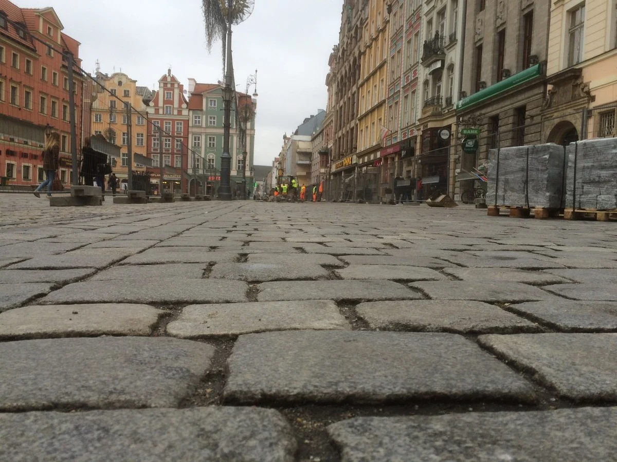 Koniec łamania obcasów na wrocławskim Rynku. Na starówce ruszyła budowa szerokiej na sześć metrów szpilokstrady. Z płyty rynku znika stara, nierówna i śliska kostka. Zastąpi ją gładki granit. Budowa zakończy się w listopadzie.