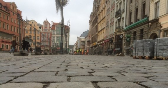 Koniec łamania obcasów na wrocławskim Rynku. Na starówce ruszyła budowa szerokiej na sześć metrów szpilokstrady. Z płyty rynku znika stara, nierówna i śliska kostka. Zastąpi ją gładki granit. Budowa zakończy się w listopadzie.