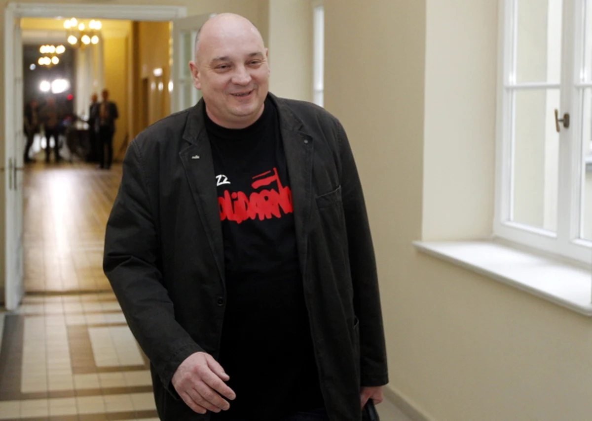 „Przed nami kupa roboty, sami nie wiemy, jak długo to będzie trwało” – mówi naszej reporterce Jarosław Grzesik, szef górniczej Solidarności o procesie przekształceń w kopalniach. Znaków zapytania dotyczących porozumienia związkowcy – rząd jest więcej. Górnicy z kopalni Bobrek-Centrum mówią szczerze: „Nie wiadomo, co będzie, na razie są tylko deklaracje, nic konkretnego ludziom nie przedstawili. Porozumienie daje nadzieję, ale niepokój jeszcze w nas pozostaje”. 