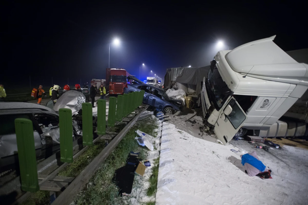 Sztuczna mgła prawdopodobnie nie była przyczyną karambolu w podłódzkich Kowiesach w maju zeszłego roku. Zderzyło się wówczas 11 samochodów, trzy osoby zginęły. Początkowo śledczy przypuszczali, że katastrofę wywołały urządzenia sadownicze, które wykonywały w tym czasie opryski. Do opinii biegłych dotarł nasz reporter Krzysztof Zasada.