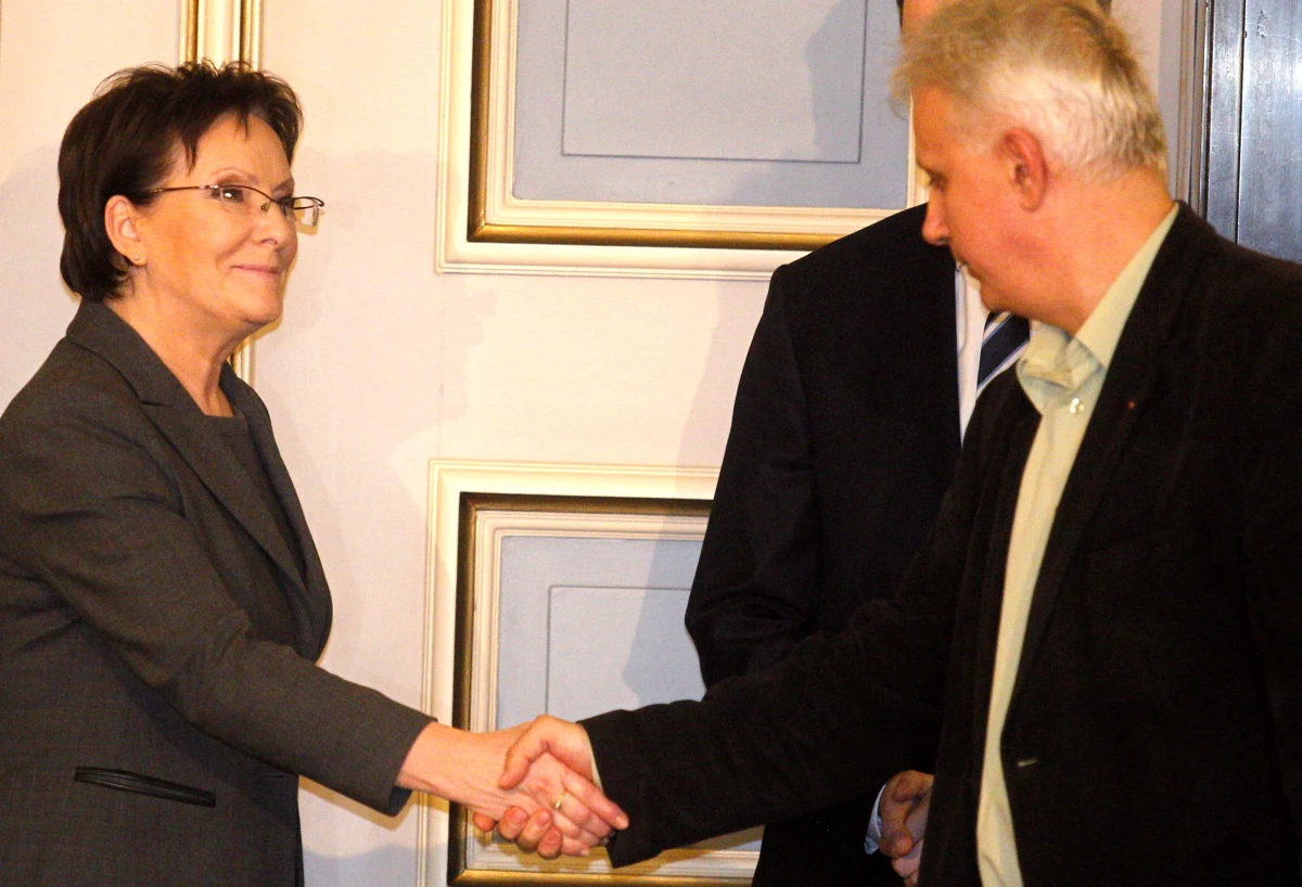 ​Po zmianach wprowadzonych w porozumieniu ze związkami zawodowymi rządowy program naprawy Kompanii Węglowej będzie o "kilkanaście procent" droższy - powiedział pełnomocnik rządu ds. restrukturyzacji górnictwa Wojciech Kowalczyk. Nie chciał jednak ujawnić, o jakie kwoty dokładnie chodzi.