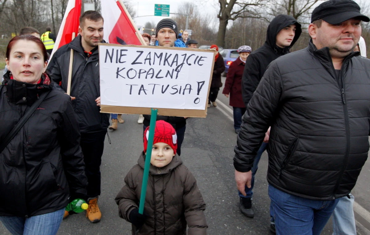 „Górnicy tak zaciekle bronili ostatnio swoich zakładów, bo kopalnia to dla nich miejsce szczególne” - mówi nam profesor Marek Szczepański, socjolog z Uniwersytetu Śląskiego, który od lat zajmuje się górnikami. Na 800 młodych górników, których zapytano ostatnio, dlaczego przyszli pracować właśnie w kopalni, zdecydowana większość odpowiedziała, że pracę tam chwalili sobie ich bliscy - ojciec, brat czy wujek. „To, co nam zaoferował rząd, to jest tylko doraźny program naprawczy. Irytuje mnie, że nazywa się to programem restrukturyzacji. To tylko doraźny, dwuletni program naprawczy. Czekam na program dla całego regionu, w tym też dla branży górniczej” – uważa Szczepański.