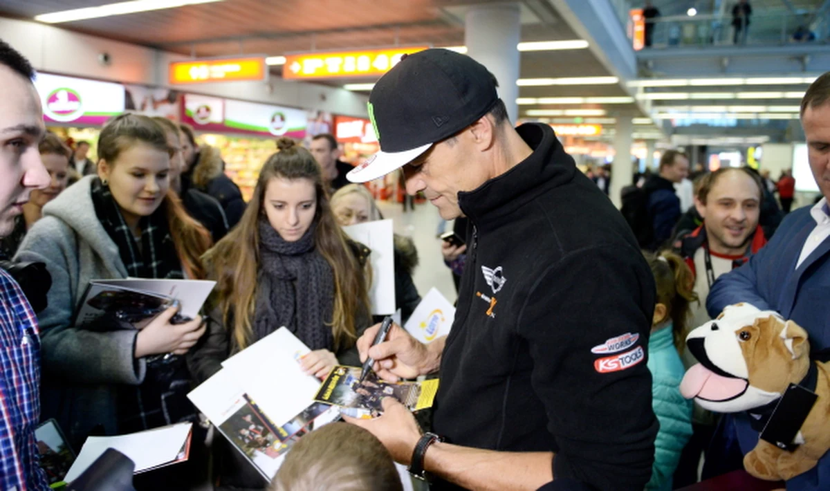 Setki kibiców powitały na lotnisku im. F. Chopina w Warszawie Krzysztofa Hołowczyca, który w 37. Rajdzie Dakar zajął trzecie miejsce. Jak podkreślił, o podium nie decydowała tylko szybkość jazdy.