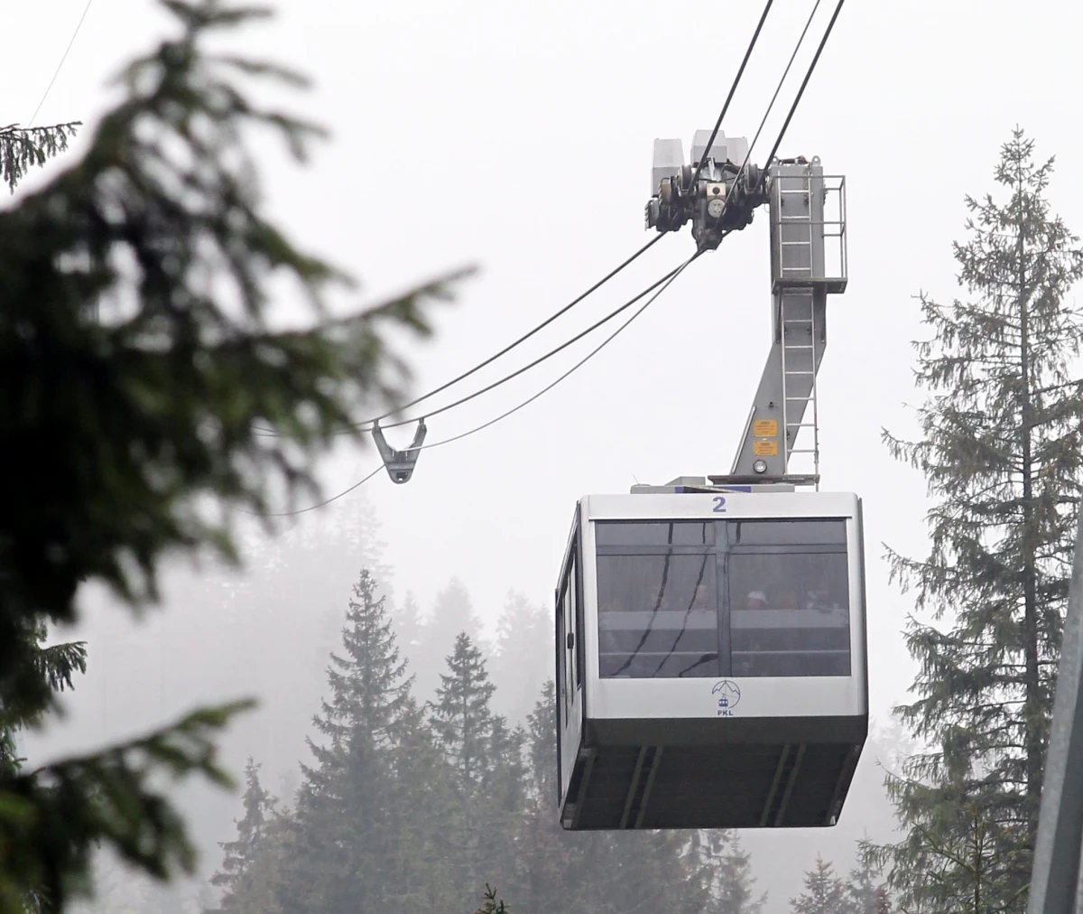 Ministerstwo Spraw Wewnętrznych wydało zgodę na przeniesienie majątku Polskich Kolei Linowych (PKL) do spółki Polskie Koleje Górskie (PKG) - poinformowała rzeczniczka resortu Małgorzata Woźniak. Spółka PKG jest kontrolowana przez firmę Altura z siedzibą w Luksemburgu, dlatego na formalne przejęcie nieruchomości znajdujących się pod infrastrukturą kolejek, wymagana była zgoda MSW. 