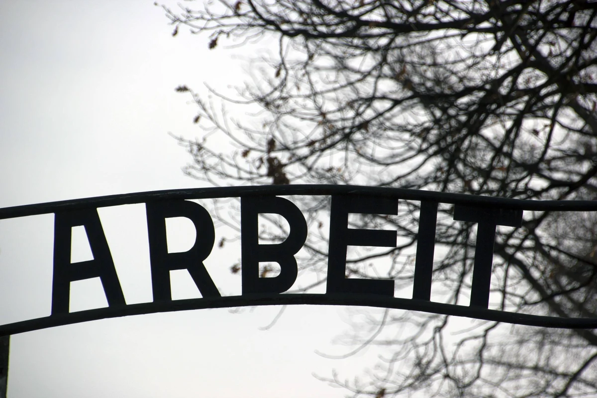 “Tylko 12 mln euro brakuje do zgromadzenia Kapitału Wieczystego dla Państwowego Muzeum Auschwitz-Birke¬nau” – pisze “Dziennik Polski”. Podkreśla, że trwają starania, by tę kwotę zebrać jeszcze przed uroczystymi obchodami 70-lecia wyzwolenia obozu. 