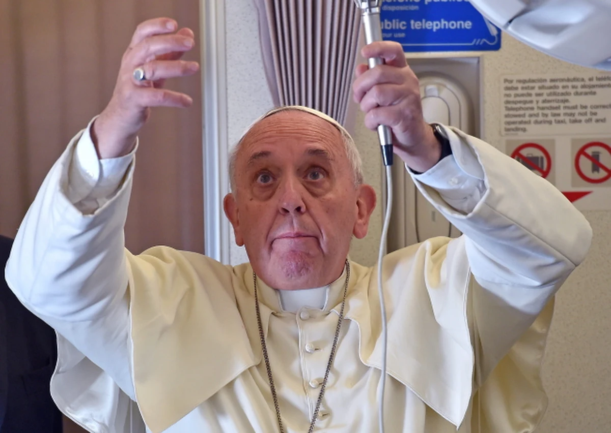 „Zrugałem kiedyś kobietę, która była po raz ósmy w ciąży i była po siedmiu cesarskich cięciach, pytałem ją: Chce pani osierocić dzieci? Nie trzeba rzucać Bogu wyzwania" – powiedział papież Franciszek podczas rozmowy z dziennikarzami na pokładzie samolotu lecącego z Manili do Rzymu. Niektórzy sądzą, że - wybaczcie mi moje słowa - po to, by być dobrymi katolikami, powinniśmy być jak króliki. Nie" - podkreślił.