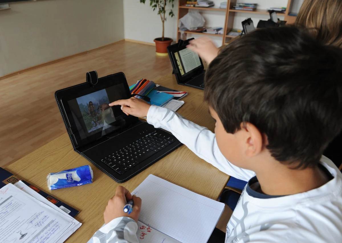 Jest nowe kierownictwo projektu e-podręcznik. Jak dowiedział się nieoficjalnie reporter RMF FM, pełniącą obowiązki koordynatora została Agnieszka Lesiak, była redaktor naczelna darmowego podręcznika MEN-u. Jej zastępcą został Dominik Rutkowski. Przy projekcie pracuje też Agnieszka Gzylewska. Wszyscy pracowali przy pierwszym wydaniu darmowego Naszego Elementarza.