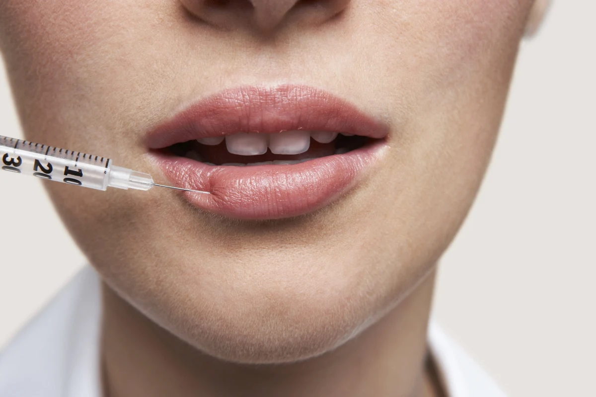 Preparat na opryszczkę oparty na nowo wynalezionym związku o nazwie cystapep opracowali chemicy z Uniwersytetu Gdańskiego. Testy wykazują, że substancja jest ponad dwa razy skuteczniejsza od dotychczas dostępnych na rynku. Preparat może wejść do sprzedaży za rok. 