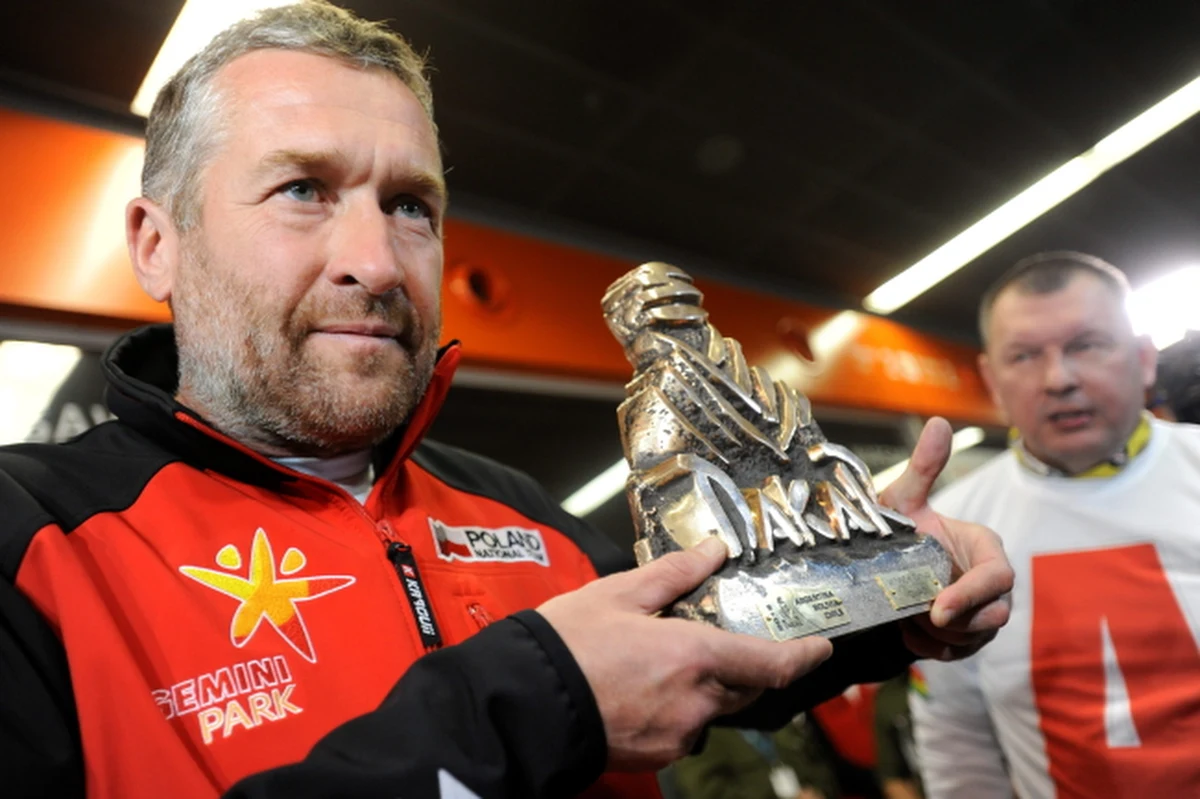 Tłumy witały na warszawskim Okęciu Rafała Sonika - zwycięzcę Rajdu Dakar w kategorii quadów. ​Sonik wszedł na halę przylotów przy akompaniamencie głośnych braw i okrzyków. Trzymał nad głową Beduina, czyli statuetkę, którą otrzymał za zwycięstwo.