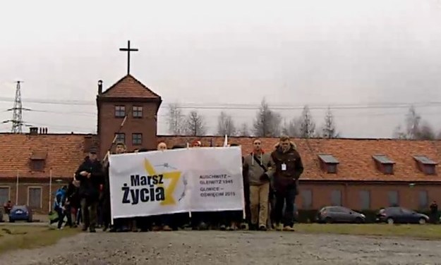 „Marsz życia na miejscu śmierci” – pod taki hasłem w Auschwitz odbył się marsz, w którym wzięło udział 500 potomków ofiar i sprawców. Wszyscy ruszyli drogą śmierci z 1945 roku. - Moi przodkowie uczestniczyli w II wojnie światowej w Niemczech – mówi Kerstin Hilt – Jestem tu, aby odpokutować winę mojego narody i moich przodków – dodaje. 


Niemieccy naziści zamordowali w obozie w Auschwitz ponad 1 mln ludzi, głównie Żydów i Romów, ale także Polaków i obywateli ZSRR. 