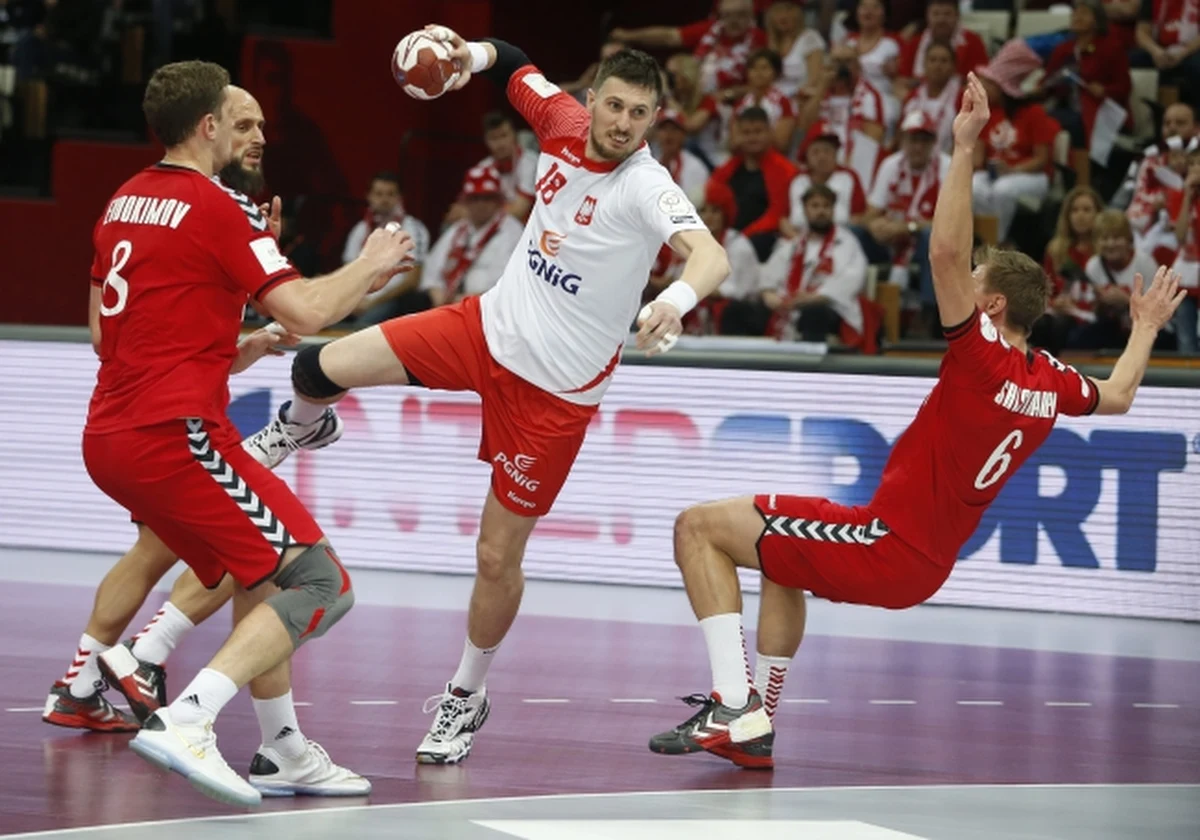 Polscy piłkarze ręczni pokonali Rosję 26:25 w swoim trzecim meczu grupy D mistrzostw świata, które są rozgrywane w Katarze. W piątek biało-czerwoni ulegli Niemcom 26:29, a w niedzielę pokonali Argentynę 24:23.