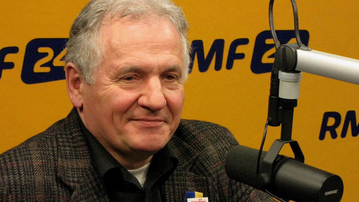 „Polska jest bliska zdrady Ukrainy, bo nie udziela jej potrzebnego wsparcia” – mówi były opozycjonista, współzałożyciel Komitetu Solidarności z Ukrainą, Zbigniew Bujak w Kontrwywiadzie RMF FM. „Jak sąsiad prowadzi wojnę z naszym wspólnym, śmiertelnym wrogiem, to trzeba temu sąsiadowi pomóc. Sprzedaż broni Ukrainie to wkład we wspólne bezpieczeństwo” – dodaje. Według gościa RMF FM byłoby fantastycznie, gdyby polscy żołnierze walczyli w Doniecku. „Wspólna brygada polsko-litewsko-ukraińska powinna walczyć dziś na wschodzie Ukrainy. Wtedy pokazujemy, że budujemy głęboki sojusz” – ocenia Bujak. „Ukraina chce dzisiaj ekspertów, doradców, oficerów, bo buduje armię, prowadzi wojnę. Byłbym za tym, żeby takich oficerów im posłać” – komentuje gość RMF FM. „My wiemy, jak Rosja prowadzi wojnę. Nie zostawiajmy Ukraińców samych” – apeluje. "Jak widzę, co się robi w UE w sprawie Ukrainy, to jestem z postawy Polski zadowolony, ale jak jestem w okopach Mariupola i widzę, że pomocy ze strony Polski nie ma, a oni proszą o pomoc, to jest mi wstyd” – dodaje Bujak.