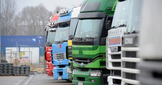 Polscy przewoźnicy, którzy jeżdżą przez Niemcy ciężarówkami i autokarami, obawiają się wysokich kar za nieprzestrzeganie niemieckiego prawa o płacy minimalnej. Jak mówią, nie stać ich na płacenie swoich kierowcom 8,5 euro za godzinę pracy. Polskie firmy już zagroziły protestami na drogach. Interwencję w Berlinie zapowiedziała także Komisja Europejska.