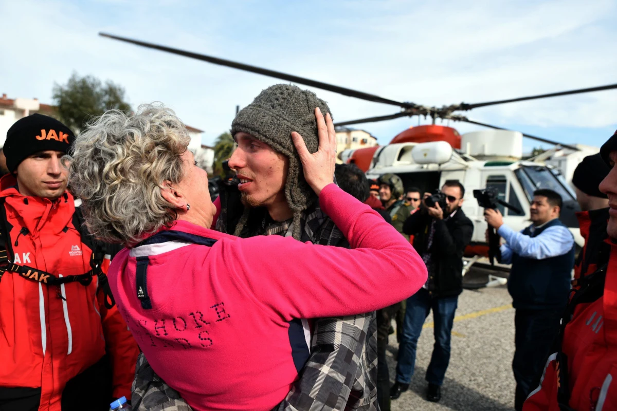 Brytyjczyk, który z dwoma holenderskimi kolegami przeżył osiem nocy na zboczu góry w Turcji, opowiada o swych przeżyciach. Studenci wybrali się na jednodniową wycieczkę, która po gwałtownym załamaniu pogody, zamieniła się w koszmar.  