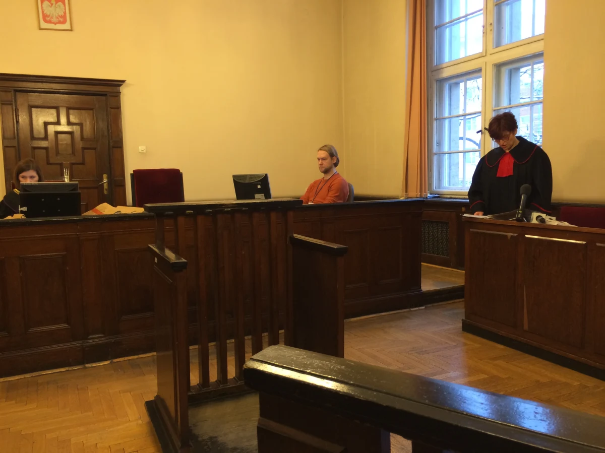 W Gdańsku ruszył dziś proces karny w sprawie obywatelki Szwecji, która prawie 5 lat temu przeszła tragiczną w skutkach operację plastyczną. W wyniku złej opieki pooperacyjnej kobieta doznała ciężkiego urazu mózgu. Do dziś jest w stanie wegetatywnym. Na ławie oskarżonych zasiadły dwie pielęgniarki i troje lekarzy. 