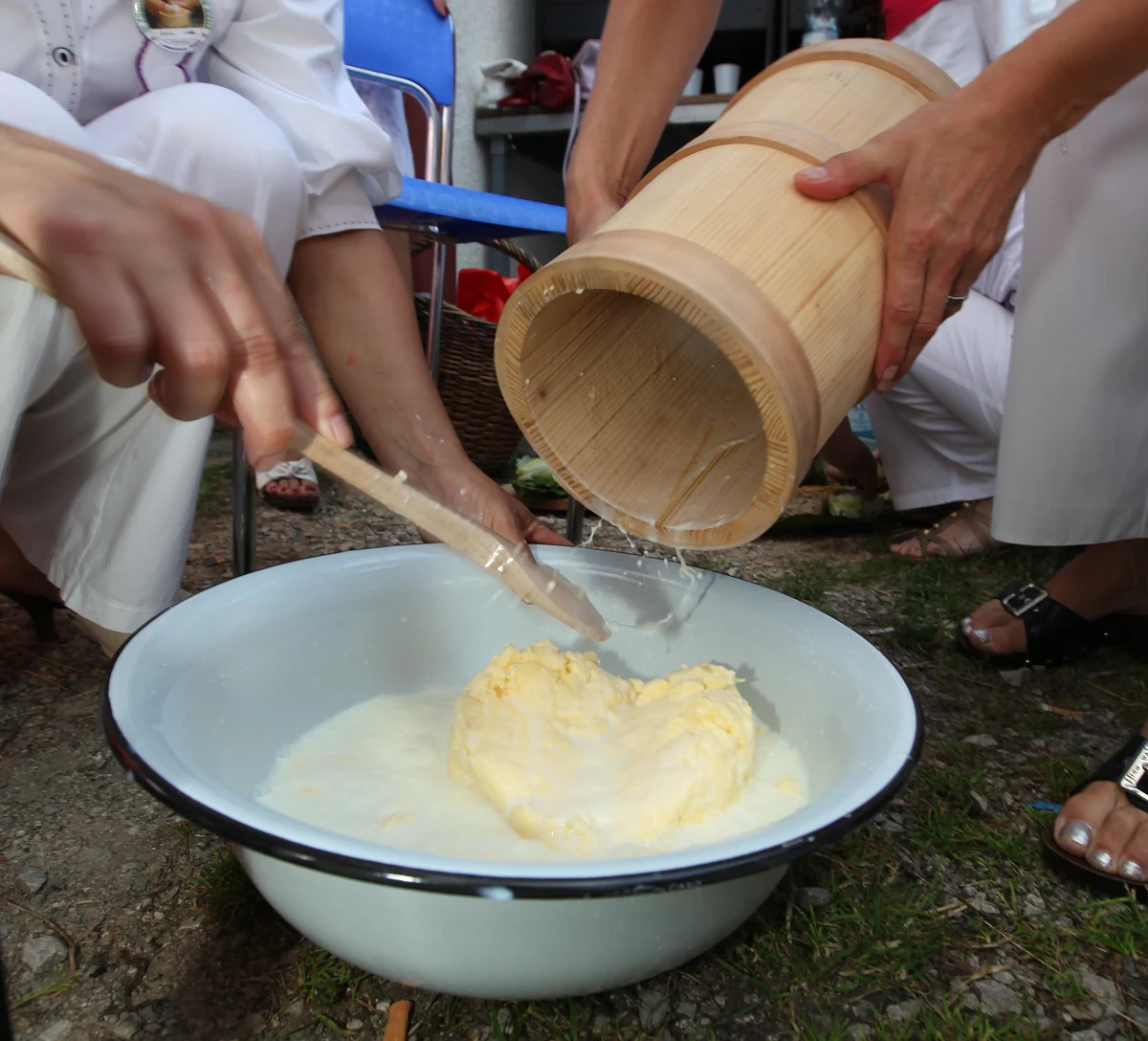 UOKiK nałożył ponad 1,4 mln zł kary na firmę Masmal Diary za fałszowanie masła tłuszczem roślinnym i wprowadzanie klientów w błąd. Masło to produkt składający się z tłuszczu mlecznego, nie może zawierać żadnych dodatków roślinnych.