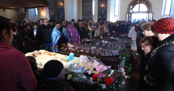 Żołnierz z rosyjskiej bazy w Armenii, oskarżany o zamordowanie całej rodziny w armeńskim mieście Giumri, stanie przed rosyjskim sądem, bo jest obywatelem Federacji Rosyjskiej - powiedział lokalnej telewizji rzecznik prezydenta Rosji Dmitrij Pieskow.