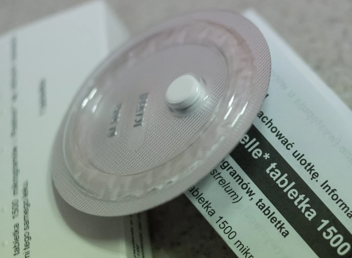 Pigułka "dzień po" wciąż na receptę. Aptekarz nie powinien wydać tabletek, bo preparat jest niewłaściwie oznakowany - taką interpretację przepisów Urząd Rejestracji Produktów Leczniczych wyśle do polskiego dystrybutora pigułki - dowiedział się dziennikarz RMF FM Mariusz Piekarski. 