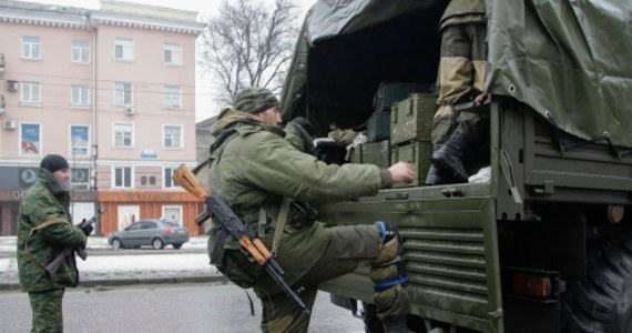 Sekretarz generalny NATO Jens Stoltenberg oskarżył Rosję o zwiększenie dostaw ciężkiego uzbrojenia i innego sprzętu na wschód Ukrainy. Nie wypowiedział się natomiast na temat liczby rosyjskich żołnierzy na ukraińskim terenie. Kijów oszacował ją w środę na ponad 9 tysięcy.