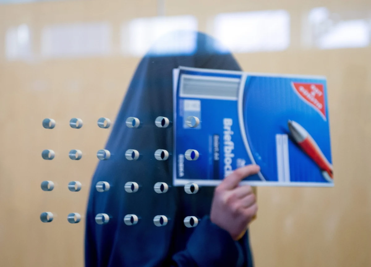 Przed Wyższym Sądem Krajowym w Duesseldorfie rozpoczął się proces przeciwko pochodzącej z Polski Karolinie R., oskarżonej o wspieranie Państwa Islamskiego (IS). Podczas pierwszej rozprawy kobieta milczała. 25-latka wyszła za mąż za dżihadystę. Na jednym z filmów z Syrii jej mąż, stojąc przed stosem zwłok, mówi: "Jak widzicie, urządziliśmy rzeźnię".