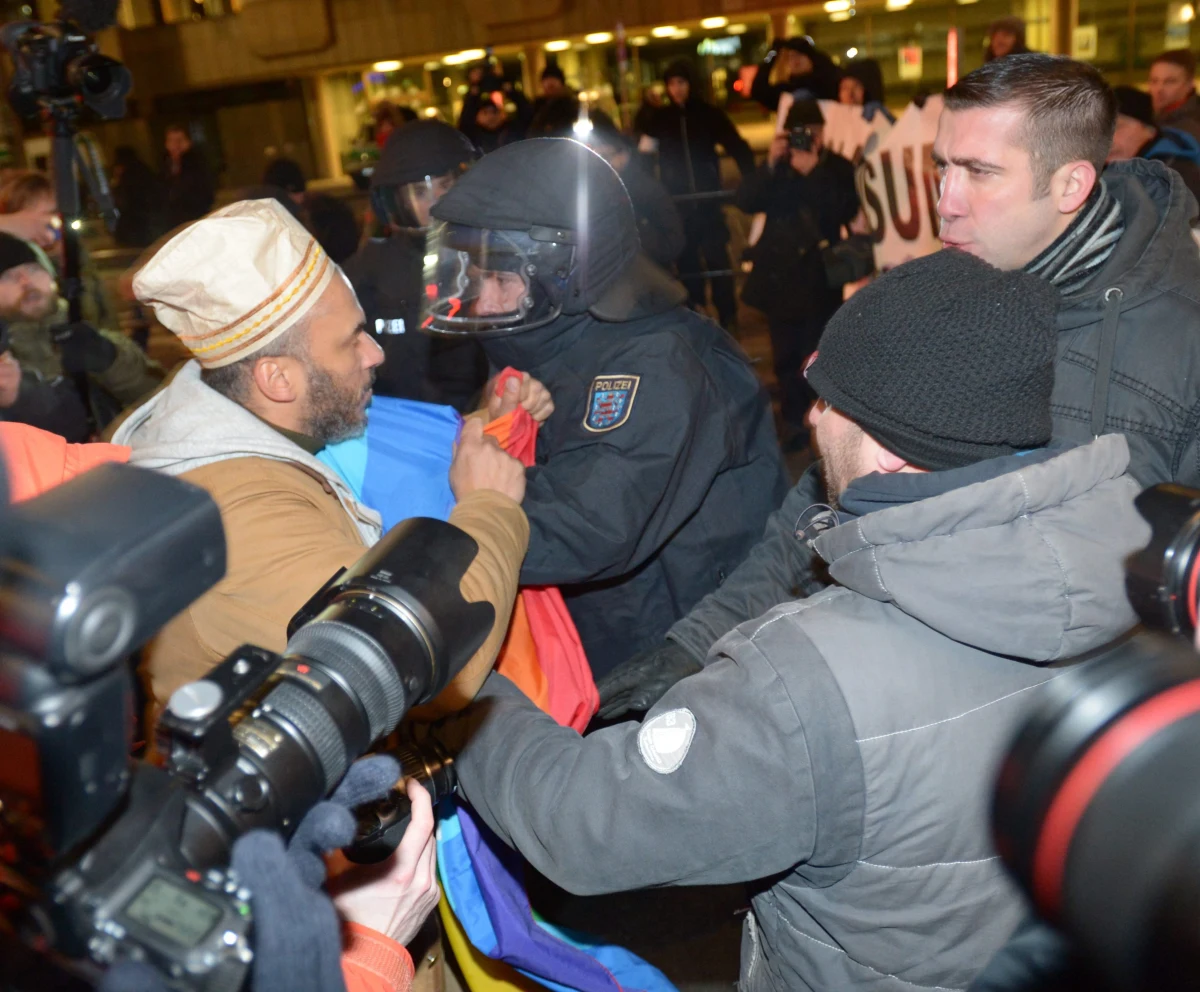 Starcia podczas demonstracji antyislamskiej Legidy w Lipsku. Rannych zostało wielu policjantów, którzy próbowali rozdzielić zwolenników od przeciwników ruchu.