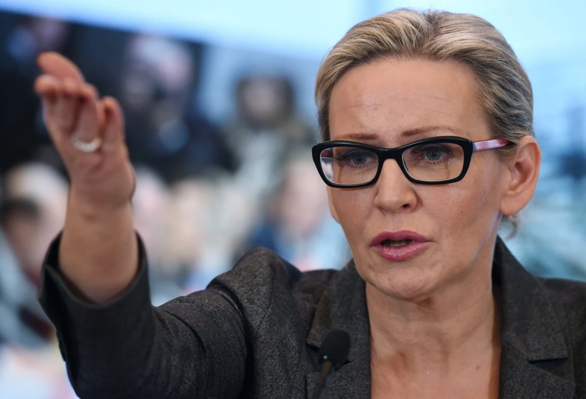 Sławomir Nitras lub Ireneusz Raś – to, jak dowiedzieli się nieoficjalnie reporterzy RMF FM, kandydaci na stanowisko rzecznika rządu. Ich nazwiska wymienia się w otoczeniu premier Ewy Kopacz. Dotychczasowa rzecznik Iwona Sulik podała się do dymisji po ujawnieniu przez media, że prowadziła szkolenia dla opozycji, w tym posła Przemysława Wiplera, w czasie, gdy była doradcą marszałek Sejmu. Jak wyjaśniła, zrezygnowała, bo "nie chce stawiać premier w trudnej sytuacji". Ewa Kopacz przyjęła jej dymisję.