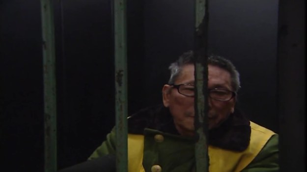 Oto interesujące nagranie z kamery przemysłowej, które obiegło światowe agencje prasowe. Zarejestrowano je w Chinach, w prowincji Zhejiang. Jej mieszkaniec – 77-letni mężczyzna nazwiskiem Wang – postanowił w nietypowy sposób zemścić się na kierowcy miejskiego autobusu, który (jego zdaniem) źle go potraktował.


W październiku 2014 r. pan Wang podróżował autobusem przez miasto. Pojazd prowadził kierowca o nazwisku Chen. Jak twierdzi Wang, tenże kierowca złośliwie zatrzymał autobus daleko od przystanku, na którym starszy mężczyzna chciał wysiąść, narażając go na niepotrzebny wysiłek. Kiedy 77-latek zwrócił mu uwagę, kierowca wdał się z nim w kłótnię. Zdenerwowany Wang zapamiętał twarz szofera i obiecał sobie, że jeszcze go znajdzie.


Kilkanaście dni później Wang wypatrzył Chena za kierownicą w autobusie tej samej linii. Staruszek wsiadł do pojazdu, zbliżył się do „wroga” z granatem ręcznym – i próbował go zdetonować. Na szczęście, z niewyjaśnionych powodów, granat zawiódł. W autobusie wybuchła panika, a na miejscu zdarzenia zjawiła się policja... Obecnie krewki pasażer oczekuje na wyrok sądu.