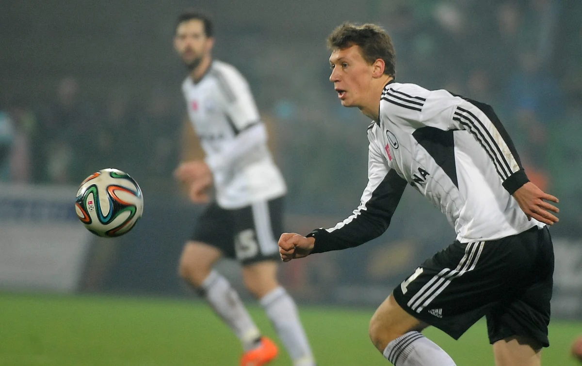 "On dopiero przyjechał z Polski i jest kompletnie nieprzygotowany" - przyznał menedżer Arsenalu Londyn Arsene Wenger, mówiąc o Krystianie Bieliku. Francuz podkreślił, że młody polski pomocnik na razie nie może liczyć na debiut w jego drużynie. Bielik w przerwie zimowej przeniósł się do Londynu z Legii Warszawa. Według informacji brytyjskich mediów - Arsenal zapłacił za 17-latka około 2,5 miliona funtów.