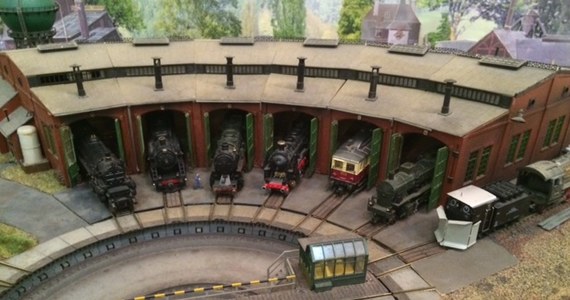 150 metrów torów, trzy poziomy i miniaturowe składy pociągów z lat 1920 - 30. W warszawskim Muzeum Kolejnictwa można podziwiać niezwykłą makietę w skali HO (1:87). To tak naprawdę małe miasteczko, w którym pociągi osobowe zatrzymują się na dworcu na przedmieściach, a towarowe mogą być załadowane w okolicznym porcie rzecznym.
