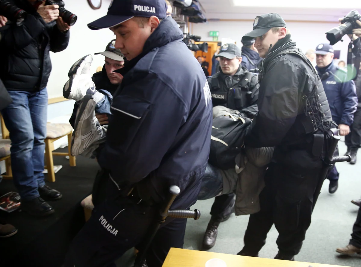 Prokuratura rejonowa Warszawa Mokotów prowadzi śledztwo w sprawie przekroczenia uprawnień przez policjantów w związku z listopadową interwencją w siedzibie Państwowej Komisji Wyborczej. Zatrzymano wtedy 12 osób, w tym dziennikarzy. 