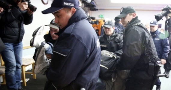 Prokuratura rejonowa Warszawa Mokotów prowadzi śledztwo w sprawie przekroczenia uprawnień przez policjantów w związku z listopadową interwencją w siedzibie Państwowej Komisji Wyborczej. Zatrzymano wtedy 12 osób, w tym dziennikarzy. 