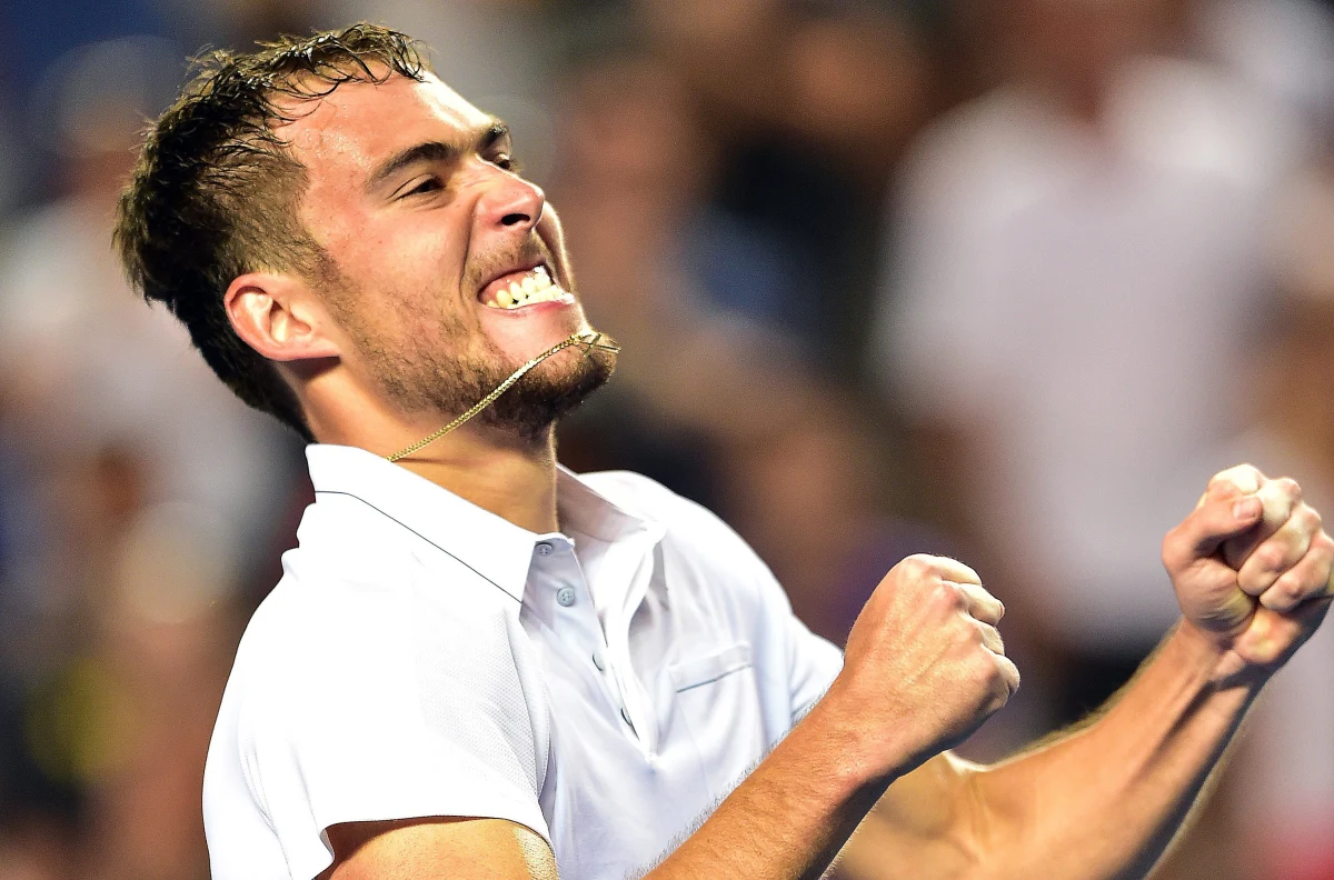 "Myślałem o rodzicach. Oglądali mój mecz w kraju. Obiecałem im, że w tym roku będę się dobrze spisywał" - mówił Jerzy Janowicz po wygranym meczu w 2. rundzie Australian Open z Francuzem Gaelem Monfilsem. Polak przyznał, że dlatego bardzo zależało mu, by pokazać się w tym pojedynku z dobrej strony.