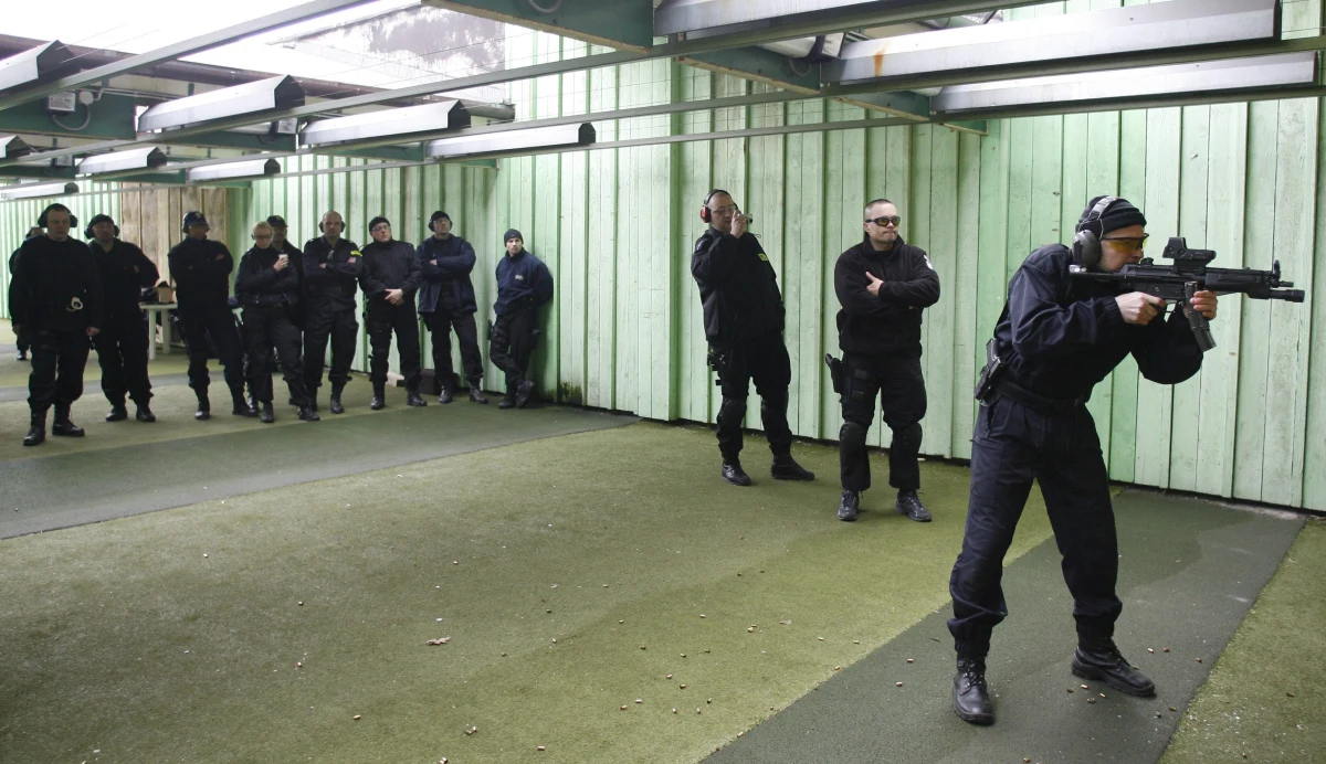 Nawet kilkadziesiąt tysięcy funkcjonariuszy będzie musiało przejść dodatkowe szkolenia z obsługi broni - ujawnia dziennikarz RMF FM Krzysztof Zasada. Policjanci będą się uczyć obsługi kałasznikowów, które szefostwo policji przejmie od wojska. Na początek będzie to 2,5 tys. sztuk. 